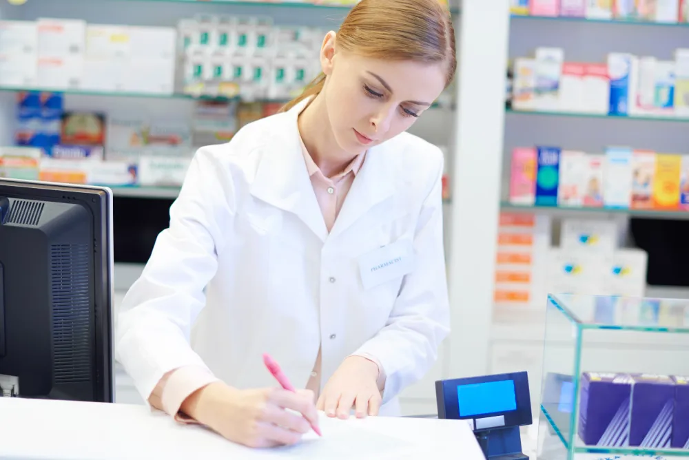 Apothekerin bei der Arbeit in der Apotheke