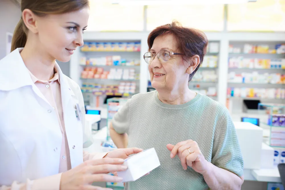 Apothekerin berät eine ältere Kundin in der Apotheke