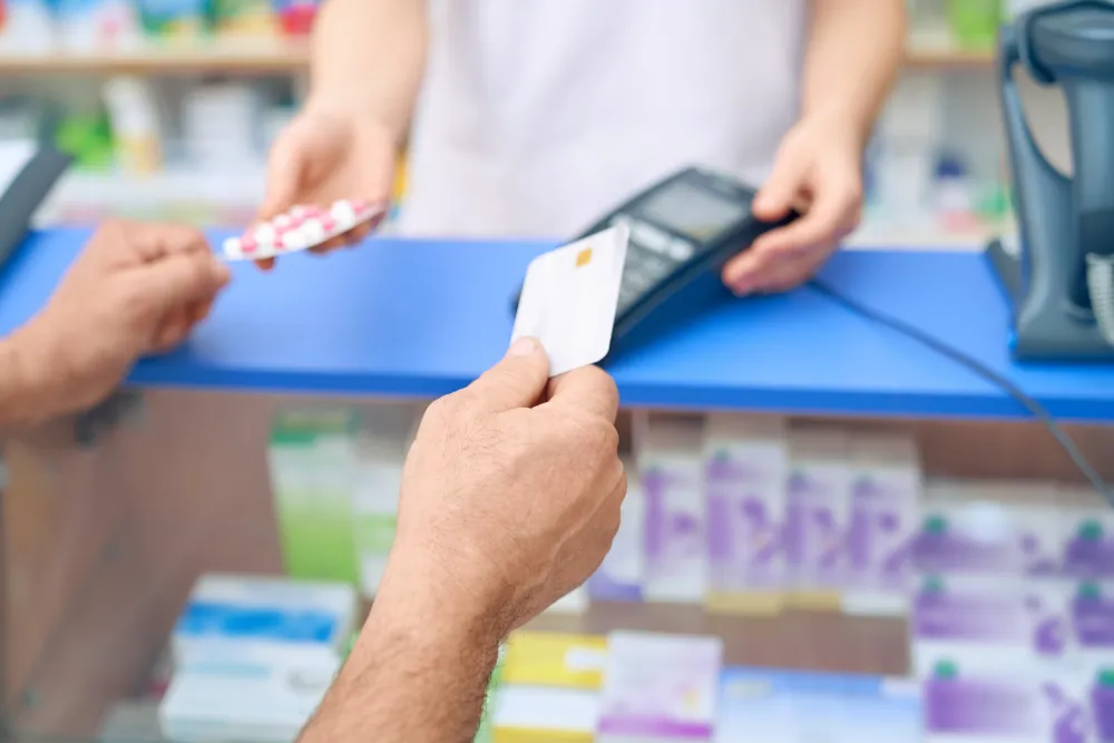 Kundin bezahlt in der Apotheke mit Karte