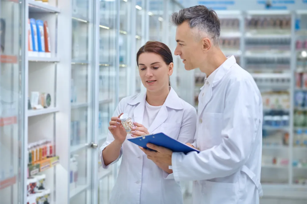 Zwei Apothekerinnen prüfen den Arzneimittelbestand